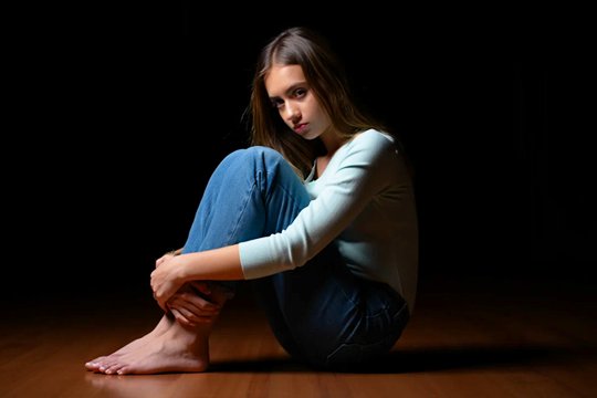 Девушка испытывает паническую атаку